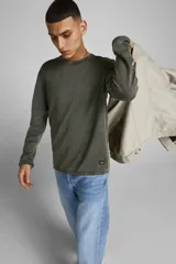 Sweater de punto color verde oliva, de manga larga y cuello redondo.