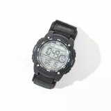 Reloj digital Q&Q negro con correa de tela y pantalla con visualización de hora, fecha y segundero.