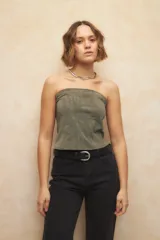 Top strapless negro con diseño tipo corset, de textil engomado y texturizado.