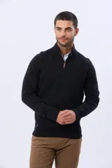 Buzo de tejido fino en hilo de algodón, color rosado, con cuello alto y cierre frontal parcial con detalle en cuero. Presenta puños y ruedo acanalados y un pequeño logo bordado en el pecho.