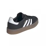 Championes adidas modelo Sambae, de diseño urbano con capellada de cuero negro, las icónicas tres tiras laterales en blanco y suela de plataforma de goma color caramelo.