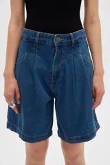 Short de jean negro de tiro alto, corte ancho, con pinzas delanteras y presillas para cinto.