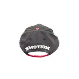 Gorra con visera curva roja y cuerpo negro de efecto desgastado, con bordado frontal estilo gótico y aplicación de strass.