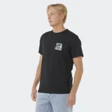 Remera negra de manga corta con cuello redondo y un pequeño estampado gráfico en el pecho izquierdo con el logo de Rip Curl y texto relacionado con el surf.