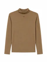 Polera de manga larga en color negro, con cuello alto tipo tortuga y diseño ajustado al cuerpo.