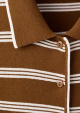 Cardigan marrón de punto con rayas horizontales blancas, cuello mao y cierre frontal de botones.