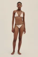 Bikini de cobertura media color rosa con estampado de cebras marrones y tiras finas marrones regulables.