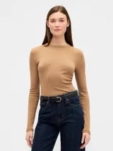 Remera de manga larga confeccionada en tejido rib, con cuello redondo y ajuste al cuerpo.