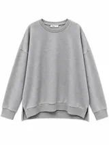 Buzo de cuello redondo, mangas largas con hombros caídos y aberturas laterales en el dobladillo, confeccionado en tejido de punto gris melange con puños y cintura elásticos acanalados.