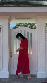 Vestido camisero amplio y largo color marrón chocolate, fabricado en Italia, con botones de nácar, cuello camisero y bolsillos laterales.