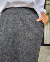 Pantalón de vestir color beige con estampado de espiga, pretina elastizada y corte recto.