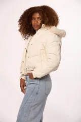 Campera bomber de nylon color rosado, con diseño acolchado, cierre frontal con cremallera y botones a presión, y capucha con borde de piel sintética al tono.