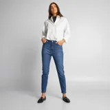 Pantalón de jean azul de tiro alto, corte slim y largo al tobillo.