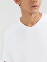 Camiseta de manga corta azul marino con cuello en V y logo bordado en el pecho.