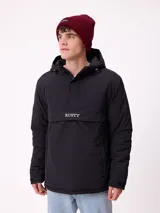 Gorro tipo beanie de punto acanalado en color beige, con parche rectangular negro con el logo de la marca en el frente.