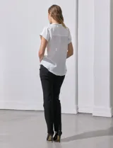 Camisa blanca de manga corta con cuello con solapa y abertura central con botones. Delantera con bolsillo aplicado. Marca Alex & Jordan.