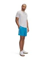 Short deportivo Under Armour TCH WVN WRDMRK para hombre, de color celeste con el nombre de la marca impreso en vertical sobre el lateral derecho. Confeccionado en tejido ligero y de secado rápido, cuenta con bolsillos laterales y cintura elástica.
