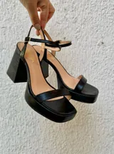 Sandalias negras de tacón bloque con pulsera al tobillo.