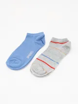 Pack de dos pares de soquetes tobilleros, uno liso color celeste con logo de la marca y otro gris con rayas horizontales de colores.