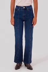 Jeans de denim azul oscuro con tiro alto y corte recto, con costuras verticales decorativas en el frente y bolsillos.