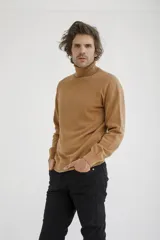 Sweater de cuello alto en color tostado, confeccionado en tejido de punto con textura en el panel frontal y mangas lisas. Presenta puños y ruedo acanalados.