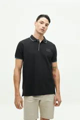 Polo de manga corta Brooksfield en color azul marino con textura. Presenta cuello clásico con cierre de botones, logo estampado en el pecho y detalles en contraste en el borde del cuello y las mangas.