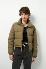 Pantalón de jean negro de corte ancho y tiro alto, con cordón ajustable en la cintura.