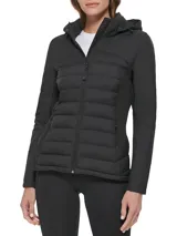 Campera ligera Calvin Klein de técnica mixta, con cuerpo acolchado y mangas lisas. Presenta cuello alto con capucha, cierre frontal de cremallera y bolsillos laterales con cierre.