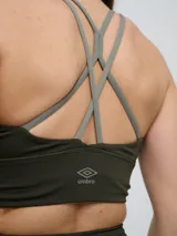 Top deportivo Umbro color negro con diseño de espalda natación y banda elástica inferior.