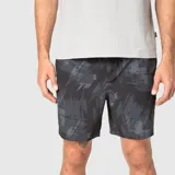 Short deportivo con calza interior incorporada, confeccionado en tela de secado rápido con estampado abstracto en tonos oscuros. Cuenta con cintura elástica y cordón ajustable.