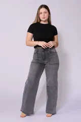 Jean de mujer, tiro alto, color gris claro lavado, corte wide leg (pierna ancha) con detalles de costuras y bolsillos frontales tipo parche.