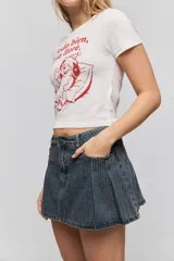 Minifalda de jean azul con diseño de tablas y patrón de rayas verticales finas. Presenta un corte corto y bolsillos laterales.