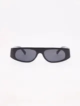 Lentes de sol rectangulares de acetato negro con lentes grises.