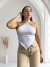 Top blanco con escote halter y espalda descubierta.