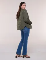 Campera matelaseada color verde militar con diseño capitoneado de rombos, escote redondo sin cuello y cierre frontal con broches a presión. Cuenta con bolsillos frontales oblicuos y ruedo curvo con aberturas laterales.