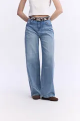 Jean wide leg de tiro alto, color azul con lavado desgastado, piernas amplias y corte recto.