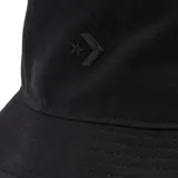 Gorro tipo bucket Converse color negro, con diseño de espiga (herringbone) y el logo bordado ton sur ton en el frente.