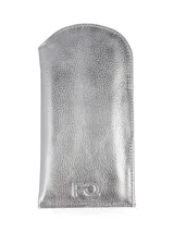 Estuche plateado para lentes con textura de cuero y logo de la marca en la parte inferior.