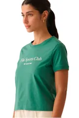 Remera verde de manga corta con cuello redondo y el texto "Fila Sports Club" estampado en el frente.