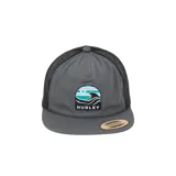 Gorro trucker gris oscuro con malla trasera negra, visera plana y parche frontal con el logo de Hurley y un diseño de olas en tonos turquesa, blanco y gris.