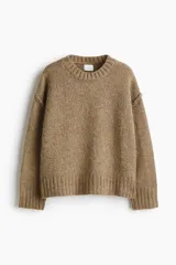 Buzo de punto con lana, de corte oversized, cuello redondo, hombros caídos y terminaciones acanaladas en puños y bajo.