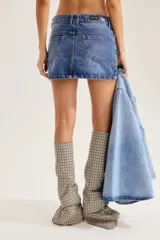 Minifalda de denim negro con tiro bajo, corte recto y bolsillos funcionales.