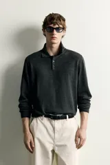 Sweater polo de punto regular fit tejido en hilatura de lana color gris oscuro, con cuello solapa, abertura frontal con botonadura y manga larga con acabados en rib.