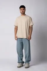 Remera de corte regular, color beige, con cuello redondo y mangas cortas.