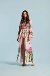 Body de mujer color rosado con escote en V y sin mangas, con estampa floral multicolor en la parte frontal.