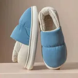 Pantuflas cerradas impermeables de United Uy, diseño bicolor con empeine azul y talón blanco, con interior de corderito y suela de goma blanca.