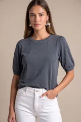 Remera de algodón lavado gris oscuro, con cuello redondo y mangas cortas abullonadas estilo globo con puños fruncidos.