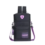 Mochila matera negra con detalles en violeta. Cuenta con un corazón rosado en la parte superior, un bolsillo frontal con la palabra "TRENDY" repetida en violeta, y un llavero desmontable con la frase "BE YOU". Incluye tiras de tela mesh y una correa desmontable.
