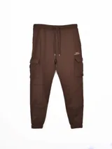 Pantalón de jogging tipo cargo color marrón, con cintura elástica ajustable con cordón, bolsillos laterales con solapa y puños elásticos en los tobillos. Presenta un pequeño estampado con texto en el muslo.