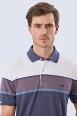 Remera polo de manga corta con diseño de franjas horizontales en tonos azul, beige, marrón y celeste. Cuenta con cuello camisero, cierre frontal de dos botones y pequeño logo bordado en el pecho.